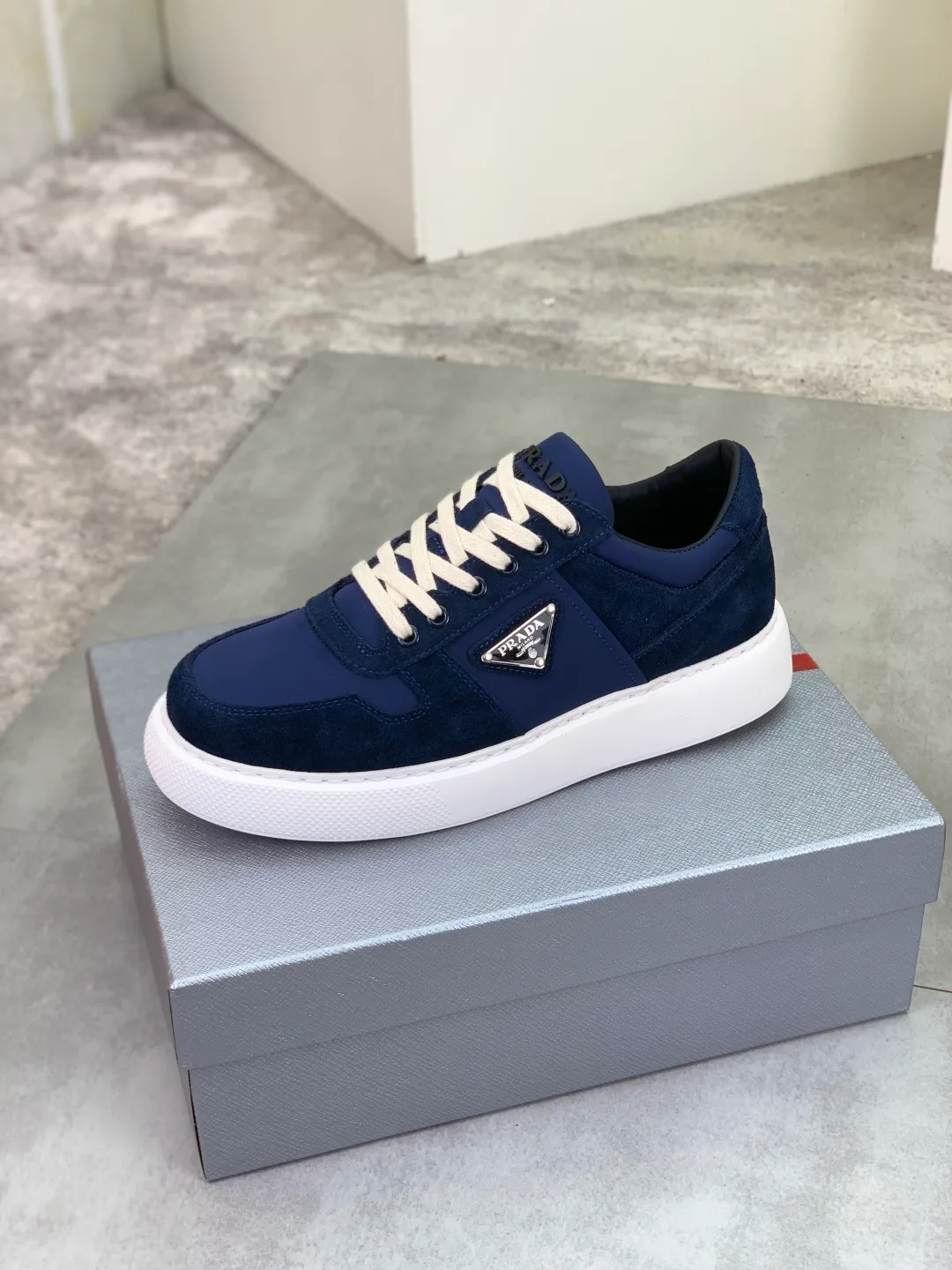 Men's shoes 💰P560💰 [New model] High version official website popular model is on the market, 🆘 Trendy brand (Prada) mainly promotes popular model, avant-garde and versatile fashionable men's shoes private version mold opening, cowhide surface splicing 1:1.. Stylish and simple, original imported cowhide lining cowhide feet; the atmosphere and personality are more fashionable, eye-catching and pursuing class. It will subvert the old idea and be a must-have for fashion trendsetters with you! Must keep it for yourself! Tall and comfortable, large and low, high-end quality workmanship. Code number: 38-44 5⃣️colors available.